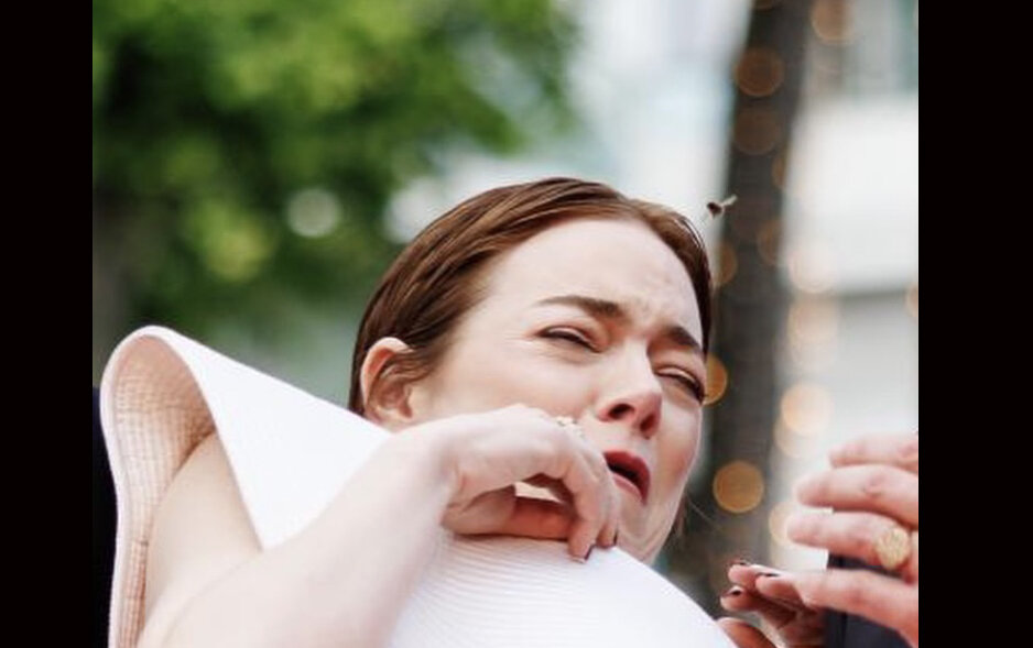 حمله عجیب یک زنبور به خانم بازیگر در جشنواره کن | ببینید