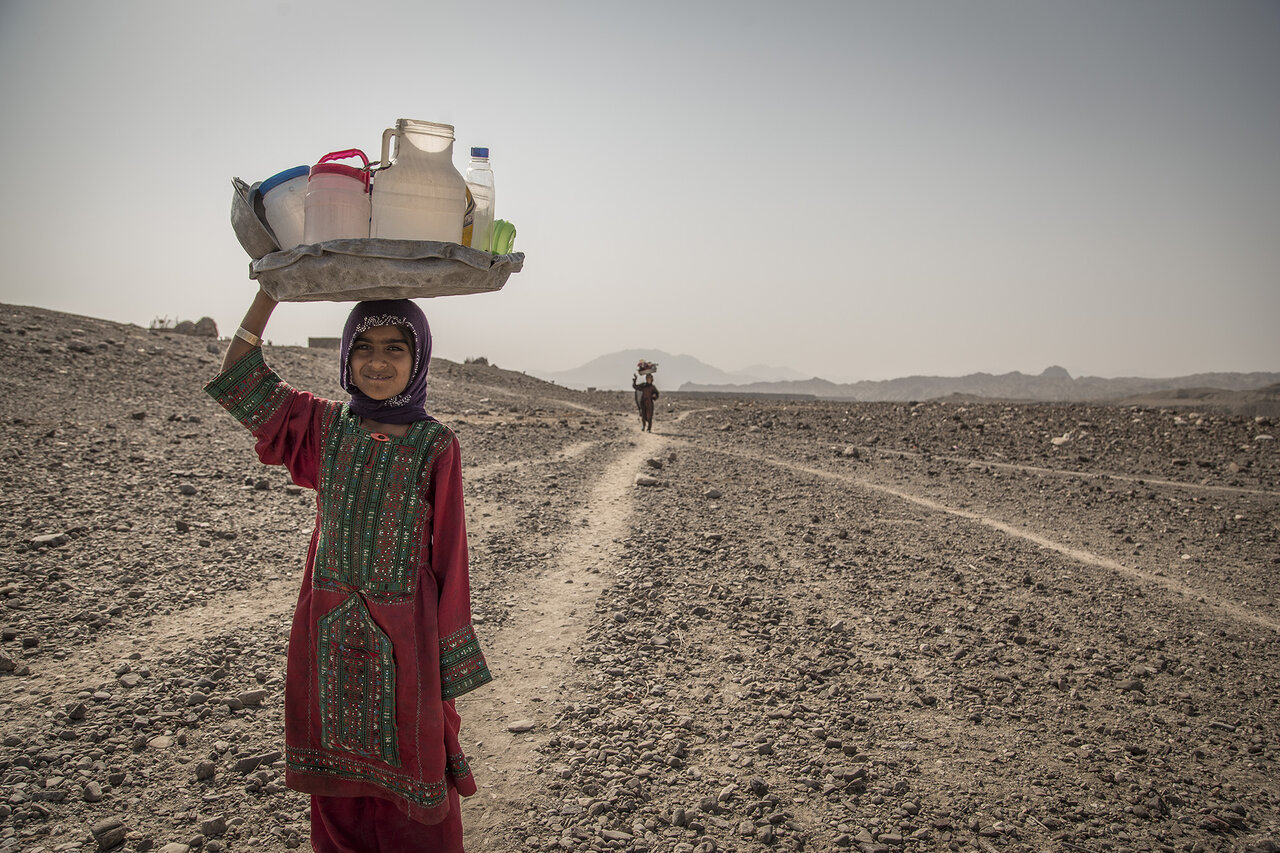 زنان این روستا شب ها به دنبال آب می روند + فیلم