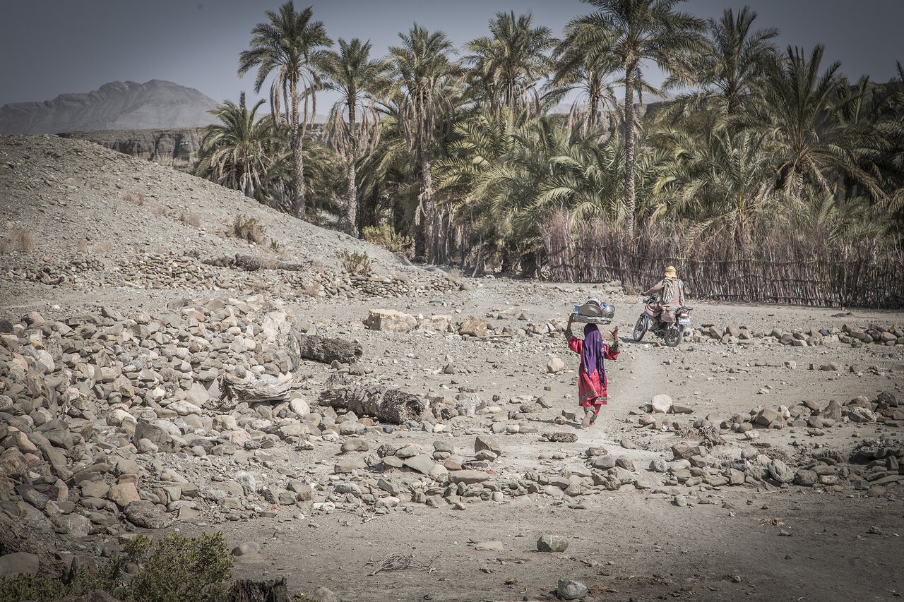 زنان این روستا شب ها به دنبال آب می روند + فیلم