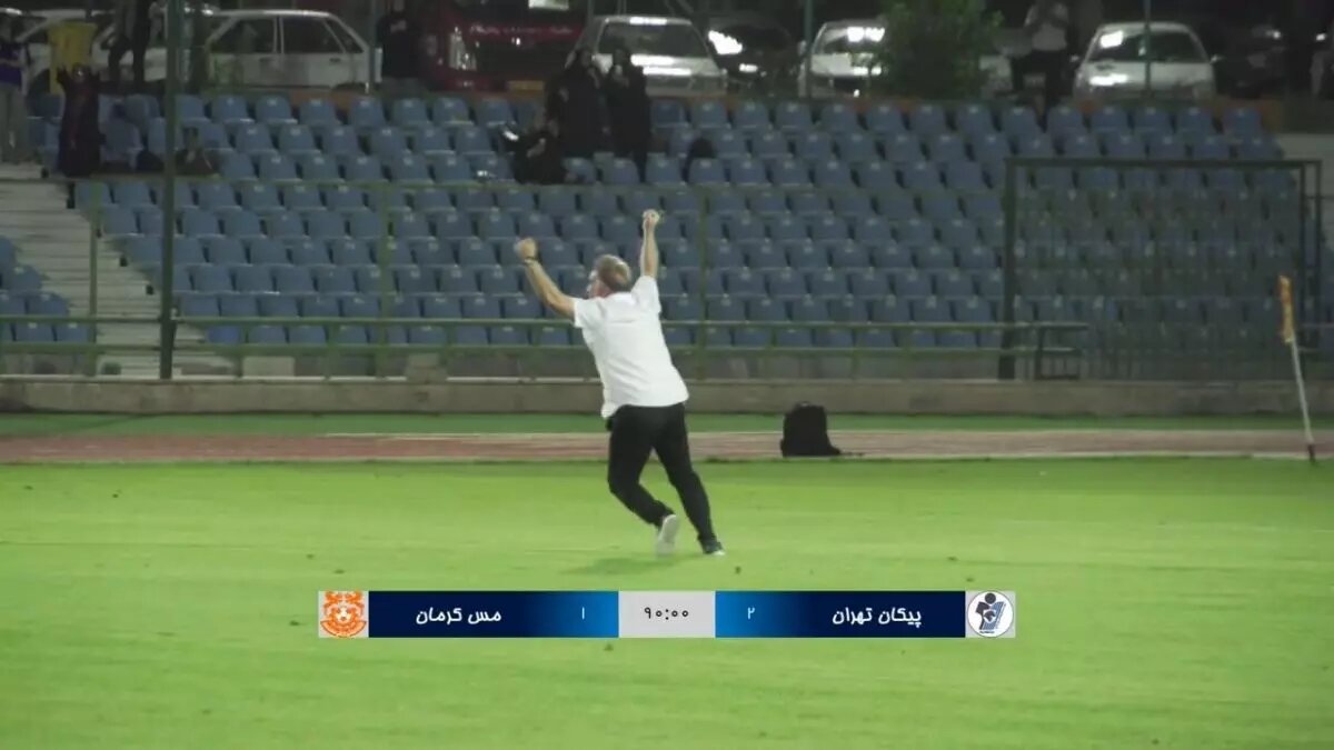 حمله! سرازیر شدن بطری های آب روی سر سیروس دین محمدی در نشست خبری + فیلم دین محمدی