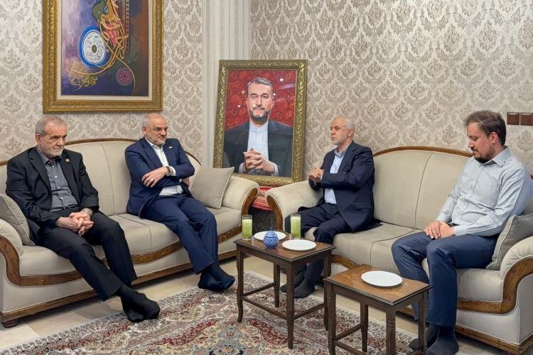 پزشکیان با خانواده شهدای خدمت دیدار کرد + تصاویر