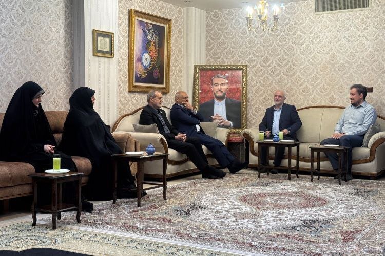 پزشکیان با خانواده شهدای خدمت دیدار کرد + تصاویر