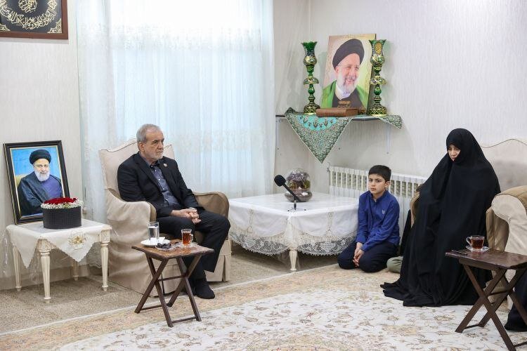 پزشکیان با خانواده شهدای خدمت دیدار کرد + تصاویر