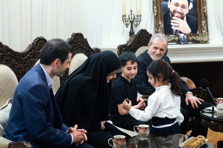 پزشکیان با خانواده شهدای خدمت دیدار کرد + تصاویر