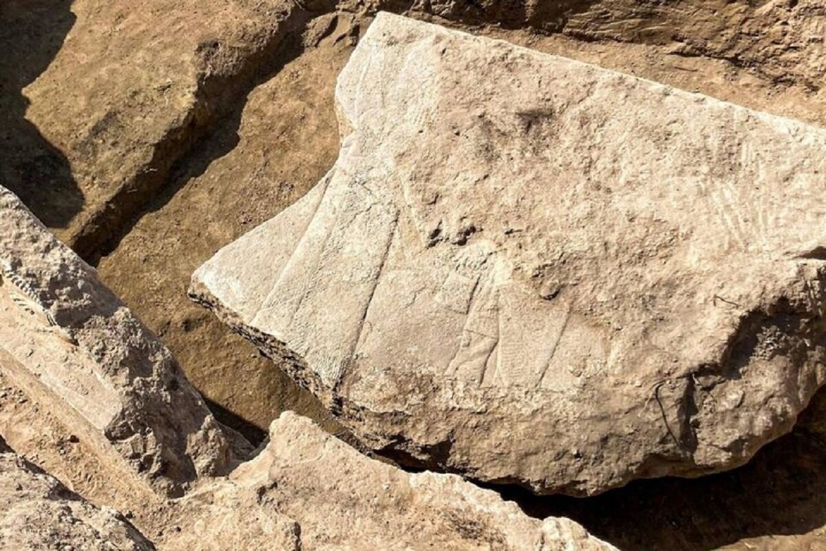 بیرون آمدن سنگ‌نگاره ۱۲ تنی «شاه آشور» از زیر خاک | عکس