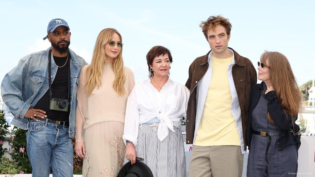 پوشش ساده خانم بازیگر در کن | به همه بازیگران توصیه میکنم بچهدار شوند