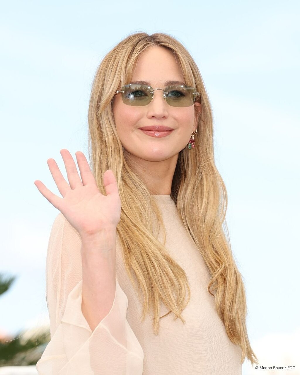 پوشش ساده خانم بازیگر در کن | به همه بازیگران توصیه میکنم بچهدار شوند