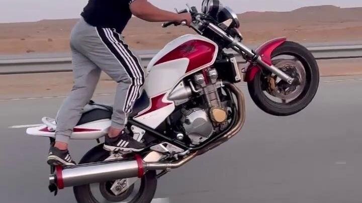 تک‌چرخ زدن یک موتور، همراه با ترک‌نشین نیروی راهور + ویدئو