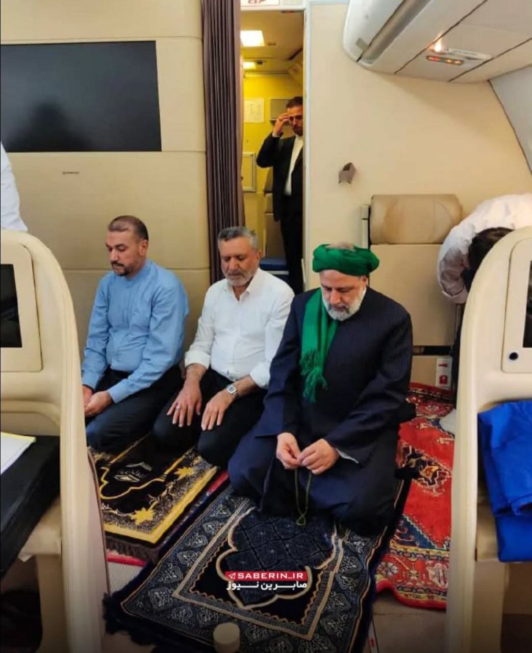 تصویری متفاوت از نماز خواندن شهید سید ابراهیم رئیسی و شهید حسین امیرعبداللهیان