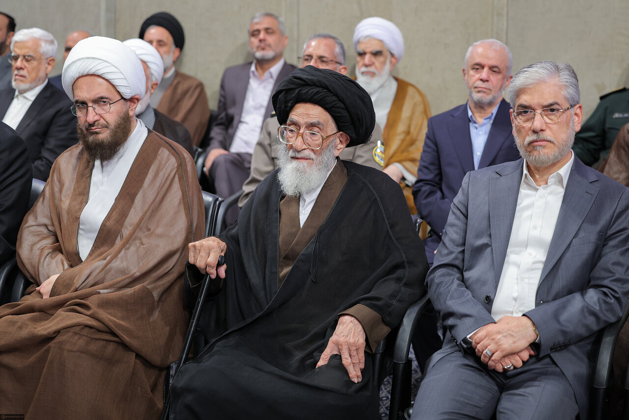 تصویری از پدر شهید آل هاشم در حسینیه امام خمینی(ره)