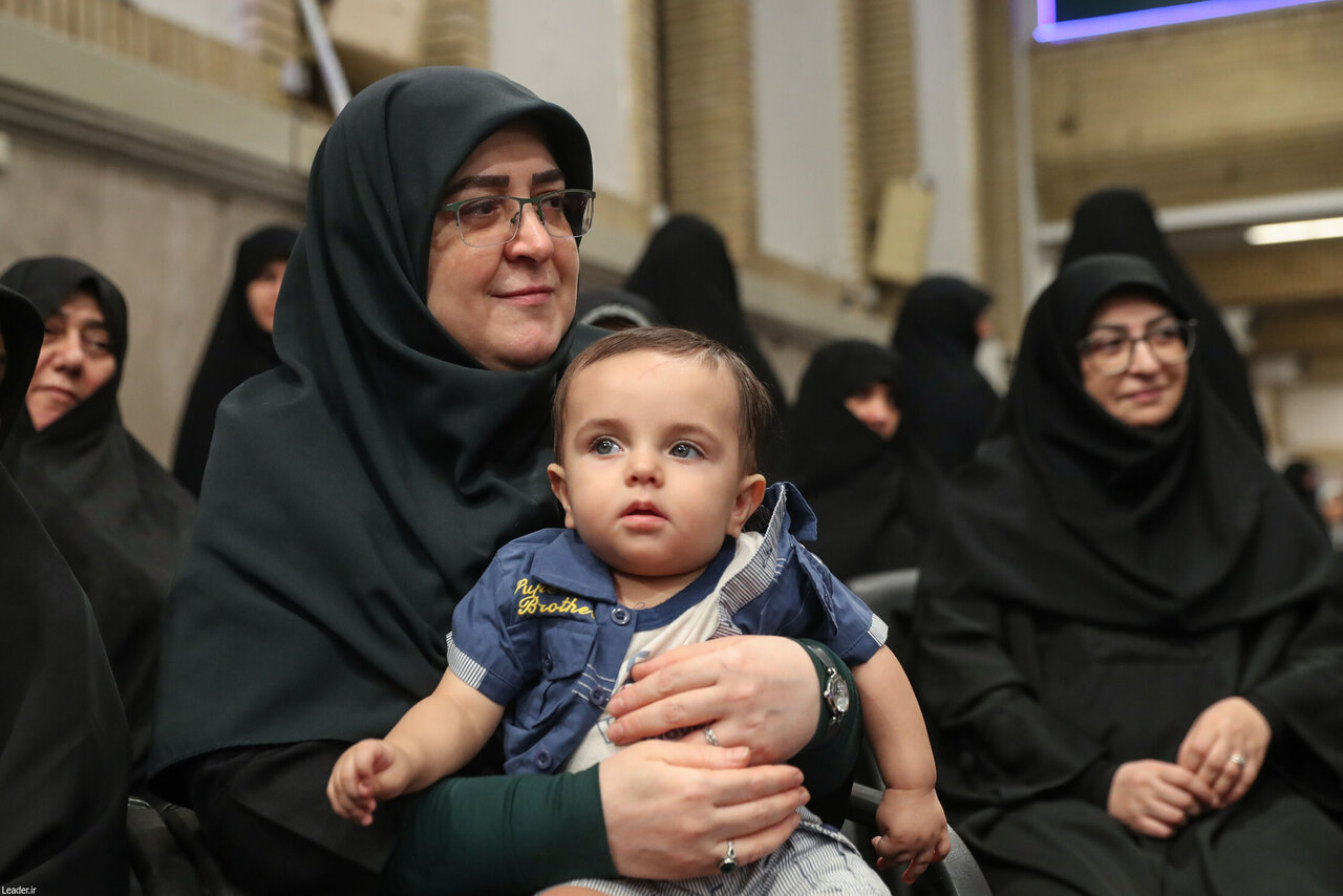 سخنگوی دولت با یک نوزاد در حسینیه امام خمینی(ره)  | عکس