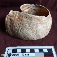 کشف دستبند صدفی هزار ساله در یک غار | عکس