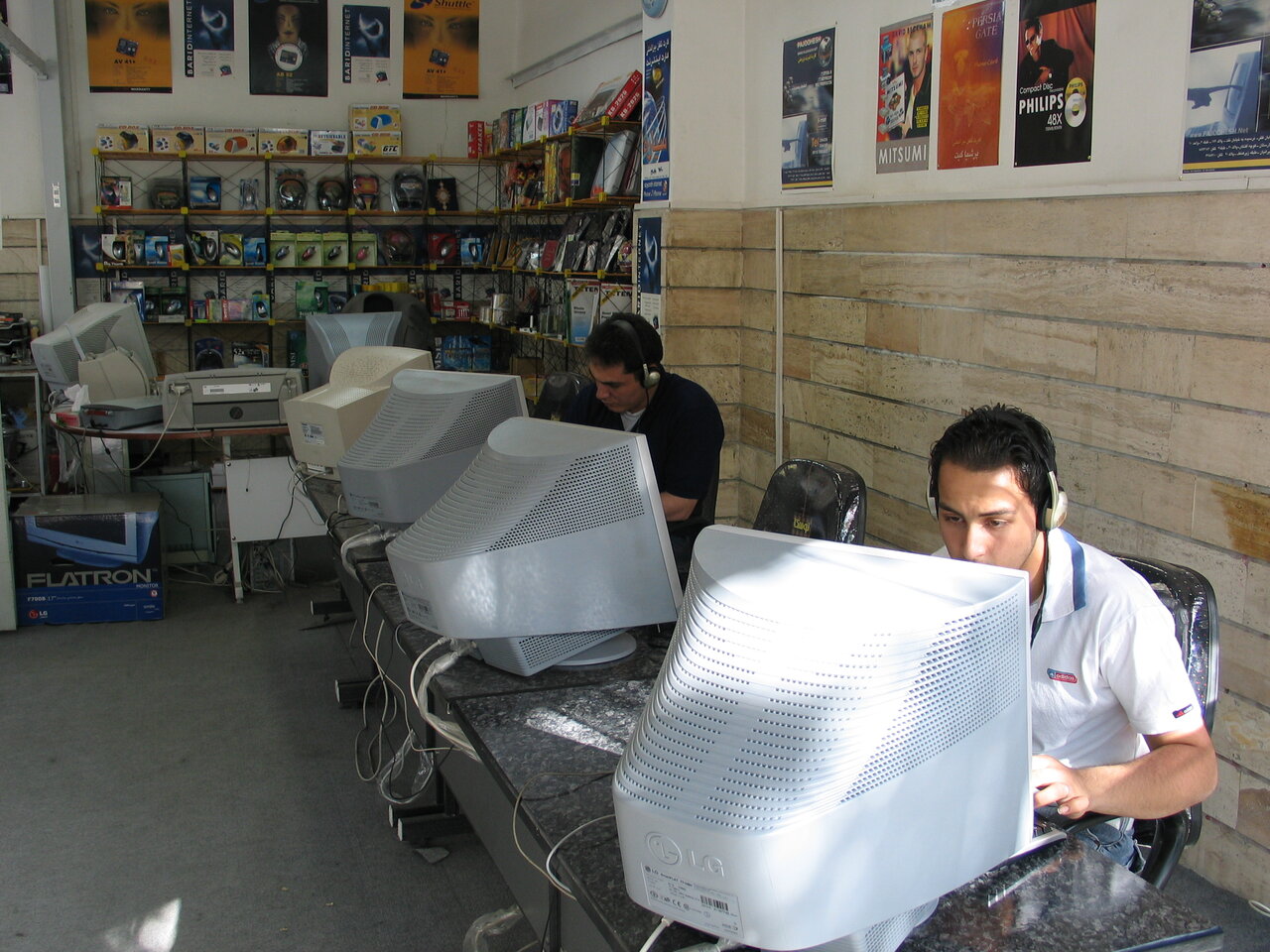 وقتی اینترنت کافه داشت | عکس های نوستالژیک از زندگی اینترنتی دهه شصتی ها