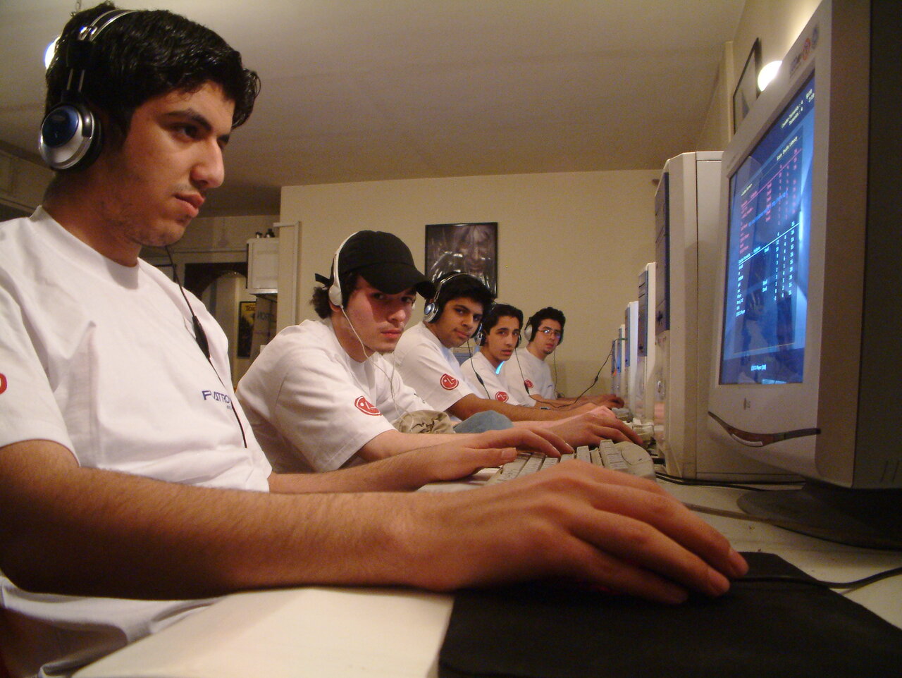 وقتی اینترنت کافه داشت | عکس های نوستالژیک از زندگی اینترنتی دهه شصتی ها