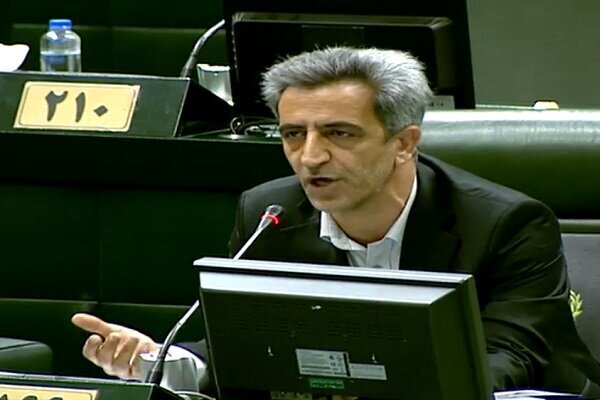 مسئولان در کوچه و بازار قیمت اجناس را بگیرند تا بفهمند حقوق‌ها برای امرار معاش کافیست یا نه + ویدئو