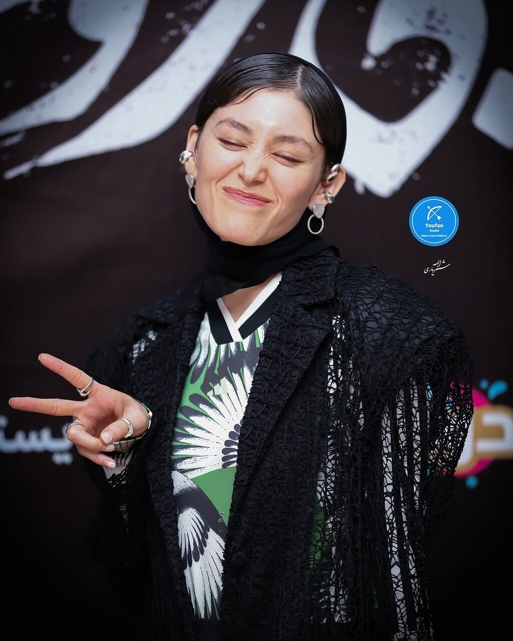 ژست عجیب و پرحاشیه فرشته حسینی در اکران فیلم بی سر و صدا + فیلم