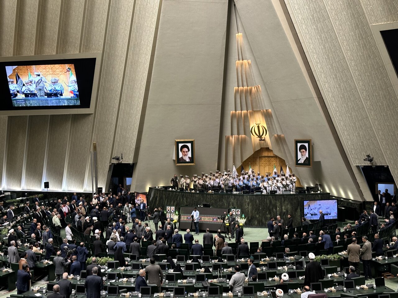 یک سال پس از پرواز مردان خدمت