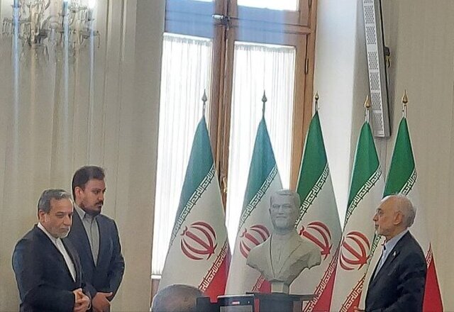 رونمایی از سردیس شهید حسین امیرعبداللهیان + ویدئو | حضور عراقچی و فرزند شهید در مراسم رونمایی