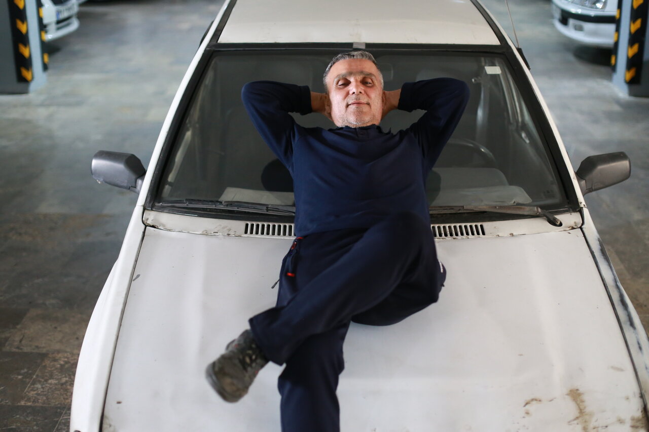 این آقا رکورددار سفر با پراید است که تا نوار مرزی کشور را هم تخته گاز رفته است