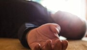 تلاش دختر دوساله برای نجات پدرش | گریه‌های او را ببینید
