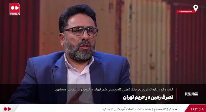 شرکت خودرو سازی، شعار سال را در زمینی که به صورت غیرقانونی تصرف کرده؛ درج کرده است