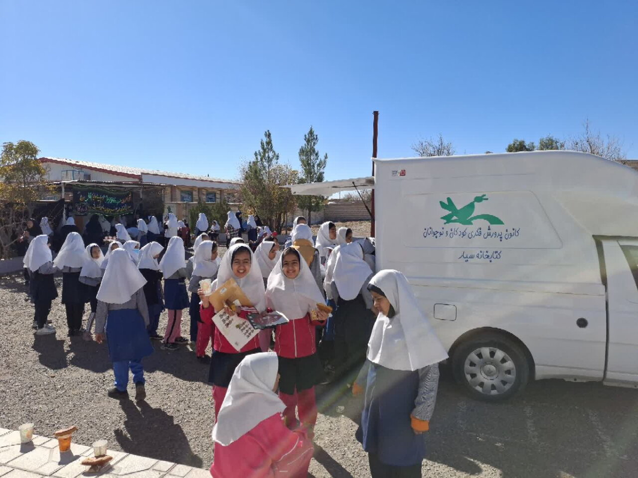 زنان پشت فرمان کتابخانههای سیّار | ترویج فرهنگ کتابخوانی در مناطق دورافتاده