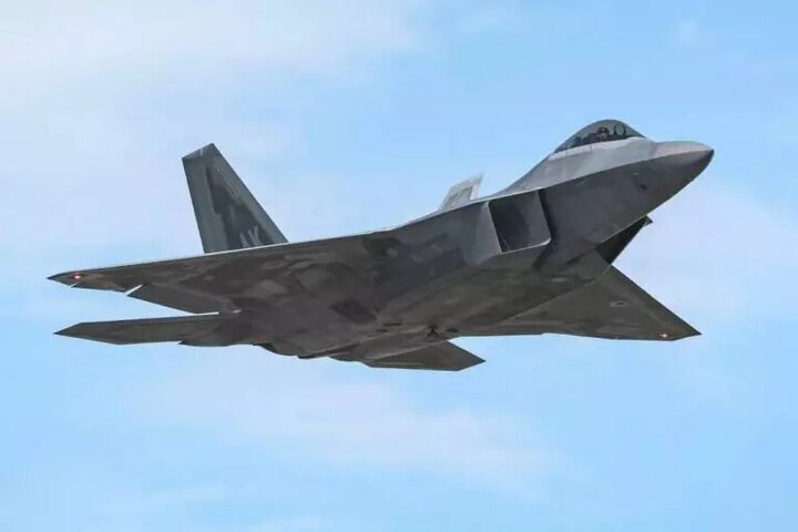 نمای نزدیک از پرواز کم ارتفاع F-22 و اوج ناگهانی اش! + ویدئو