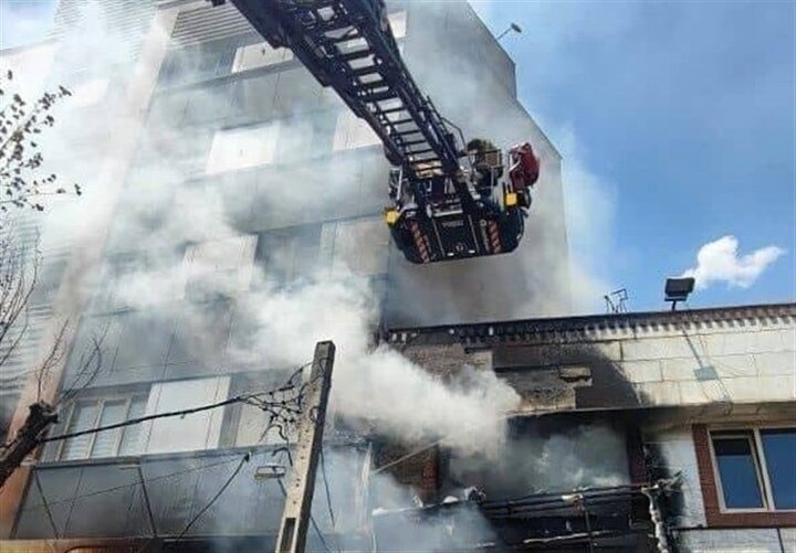 اولین تصاویر از آتش سوزی مهیب در خیابان طالقانی | تصاویری از تلاش برای مهار آتش