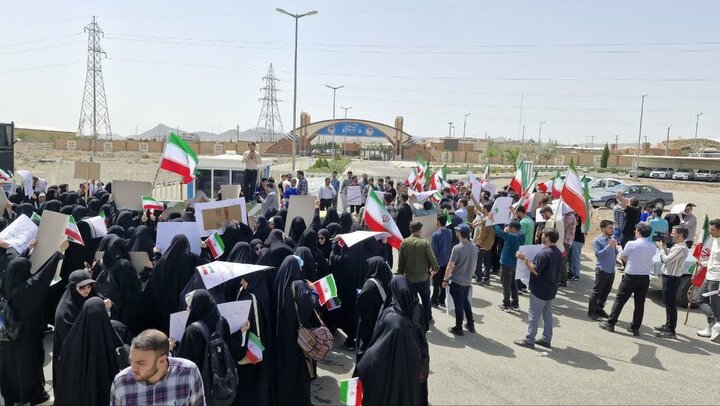 تجمع دانشجویان مقابل درب نیروگاه اتمی بوشهر مبنی بر حمایت از حق غنی سازی اورانیوم
