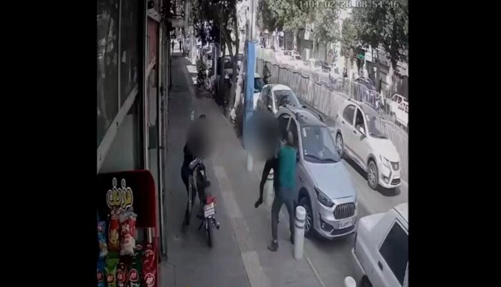 تصاویر دوربین مداربسته از سرقت در روز روشن | لحظات نفسگیر مقابله‌ مغازه دار شجاع با سارقین خطرناک