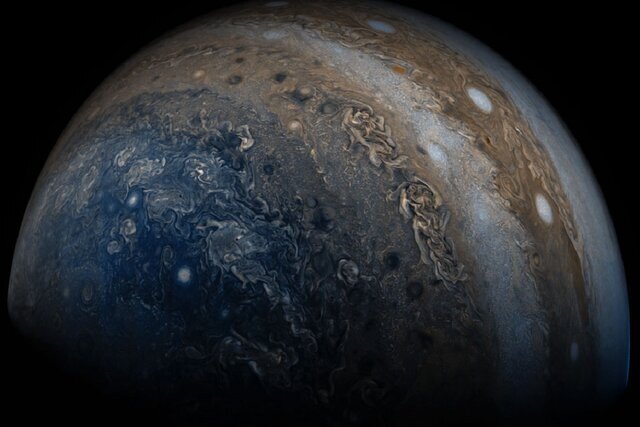 چهره دیده نشده سیاره مشتری، عجیبتر از آن چیزی است که تصور میکردیم | عکس