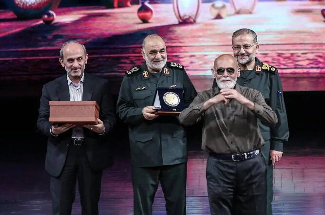 جمشید هاشم پور با عینک دودی در کنار فرمانده کل سپاه | تصاویر