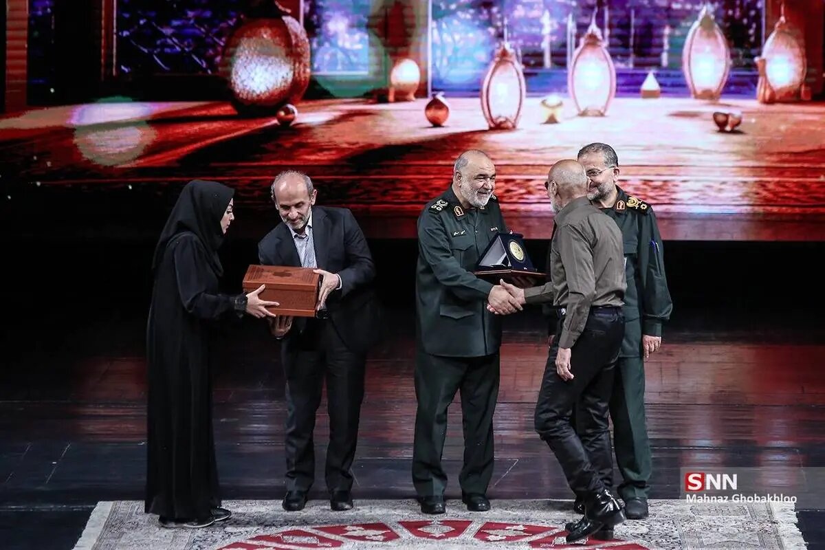 جمشید هاشم پور با عینک دودی در کنار فرمانده کل سپاه | تصاویر