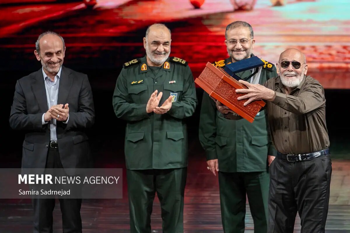 جمشید هاشم پور با عینک دودی در کنار فرمانده کل سپاه | تصاویر