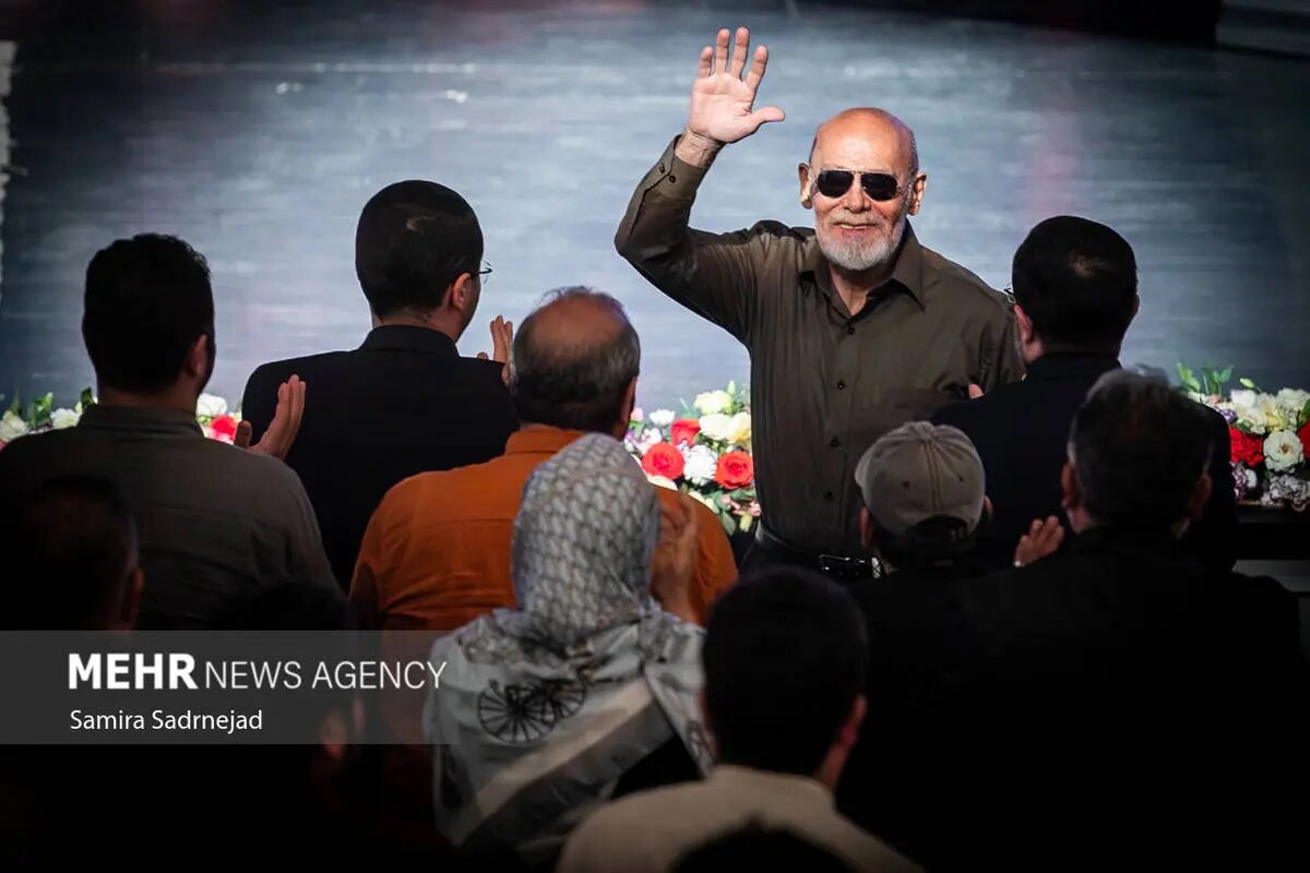 جمشید هاشم پور با عینک دودی در کنار فرمانده کل سپاه | تصاویر