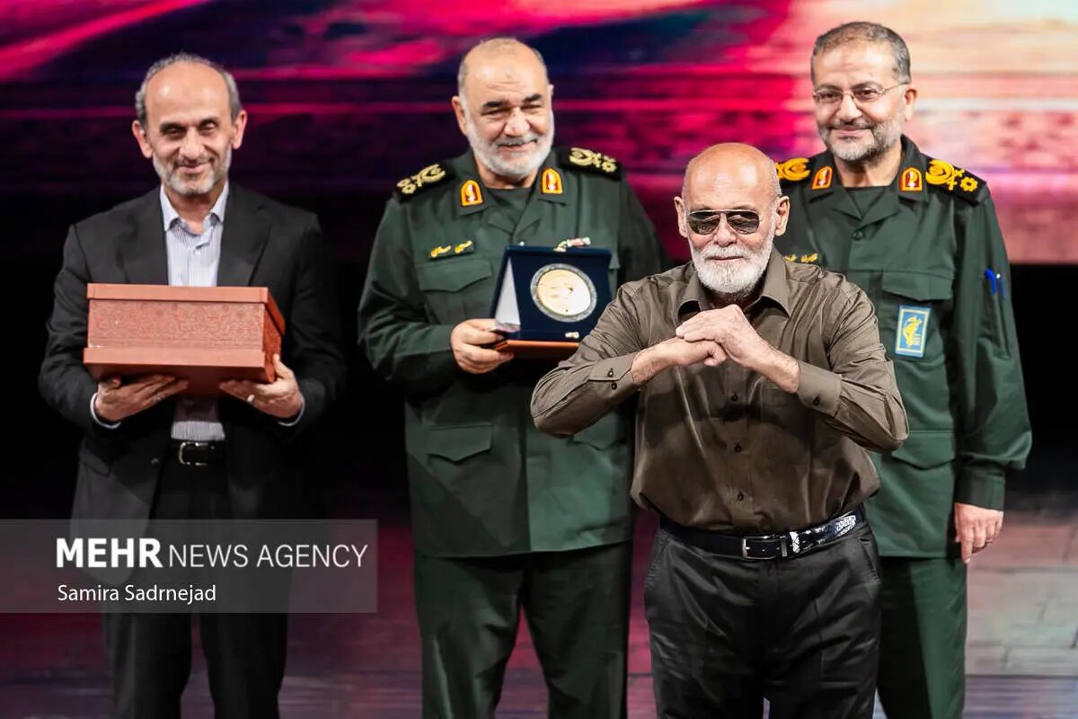 جمشید هاشم پور با عینک دودی در کنار فرمانده کل سپاه | تصاویر