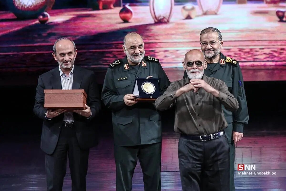 جمشید هاشم پور با عینک دودی در کنار فرمانده کل سپاه | تصاویر