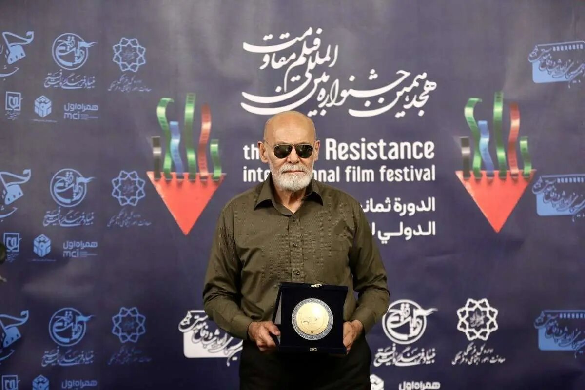 جمشید هاشم پور با عینک دودی در کنار فرمانده کل سپاه | تصاویر