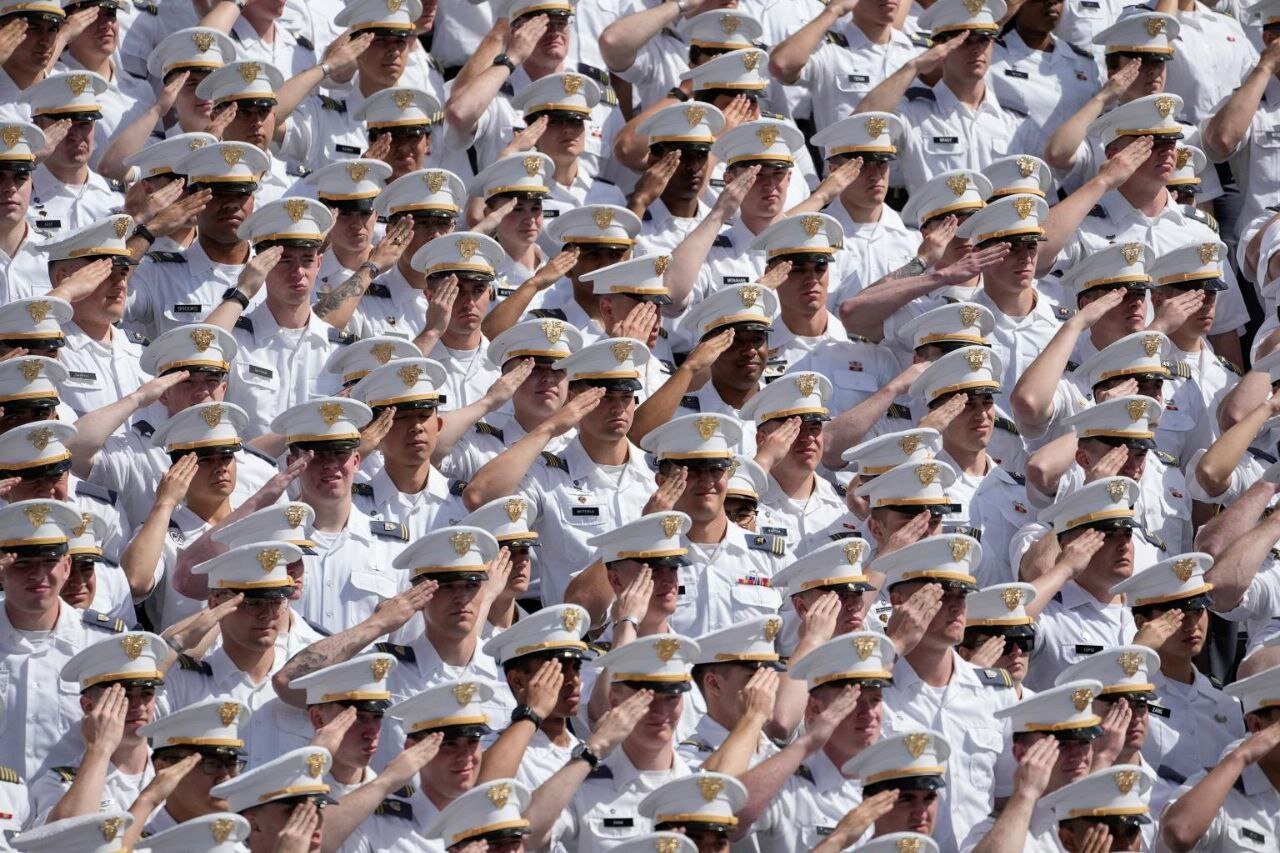 ترامپ با کلاه قرمز در مراسم دانشآموختگان نظامی | تصاویر