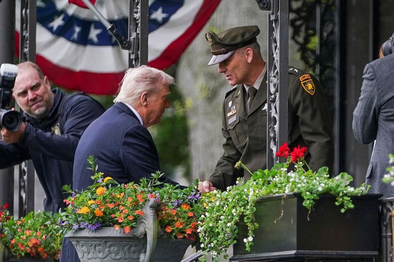 ترامپ با کلاه قرمز در مراسم دانش‌آموختگان نظامی | تصاویر