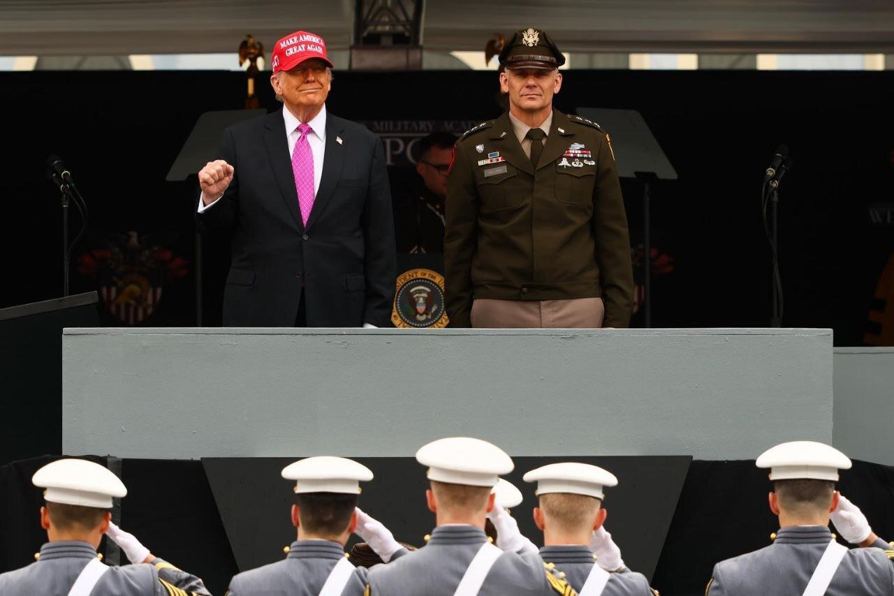 ترامپ با کلاه قرمز در مراسم دانشآموختگان نظامی | تصاویر