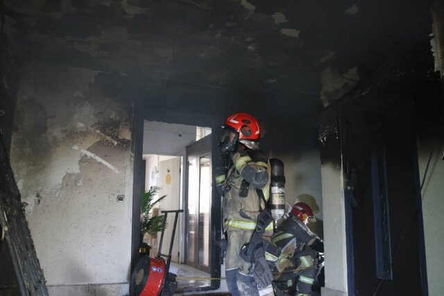 آتش گرفتن دفتر اسناد رسمی در ستارخان | حضور زنان آتشنشان در عملیات اطفا + عکس