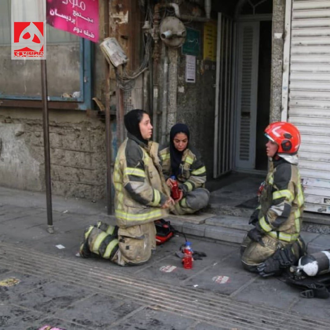 بامداد امروز، حضور بانوان آتش نشان در عملیات اطفای حریق | عکس