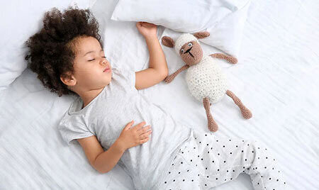 از چه سنی کودک باید در اتاق خود بخوابد؟