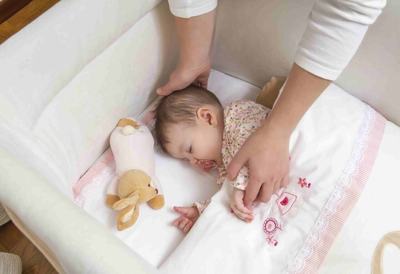 از چه سنی کودک باید در اتاق خود بخوابد؟