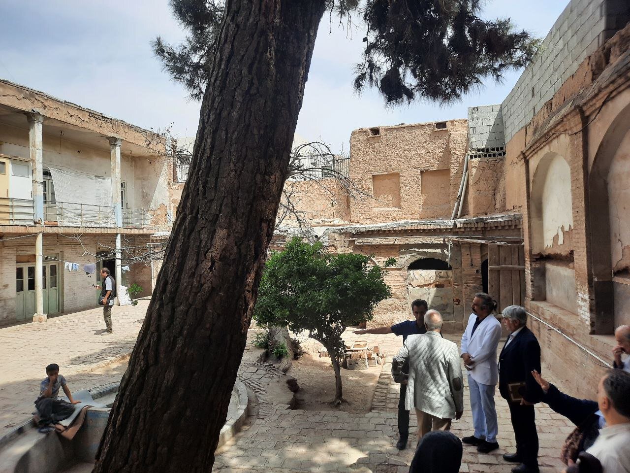 این دادگاه حل اختلاف، خورد و خوراک هم می‌داد