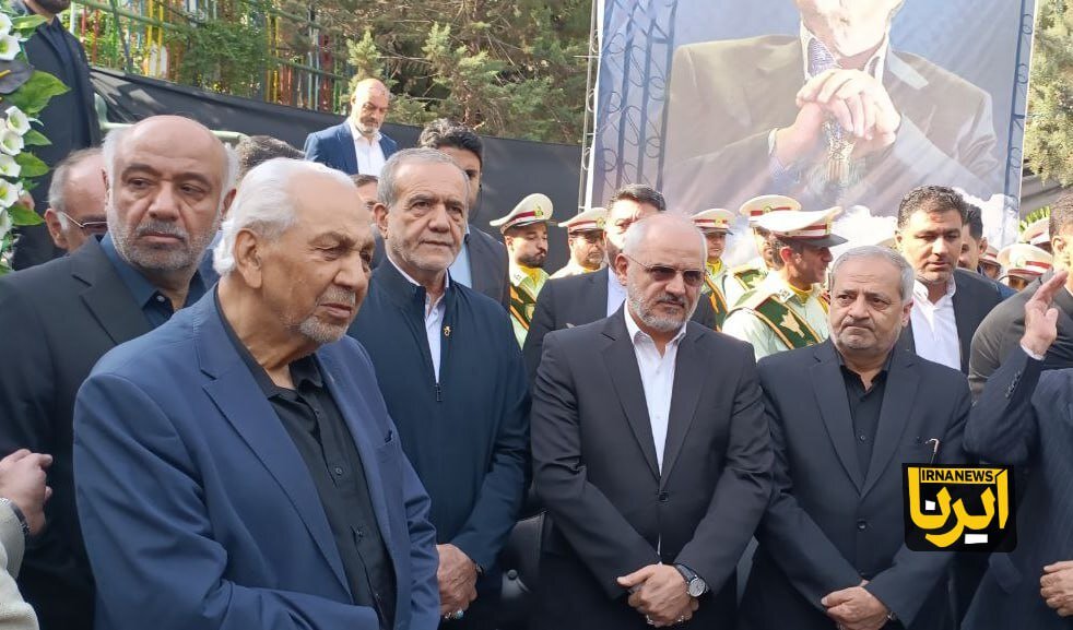 تصاویری از حضور پزشکیان در مراسم تشییع ناصر قفلی