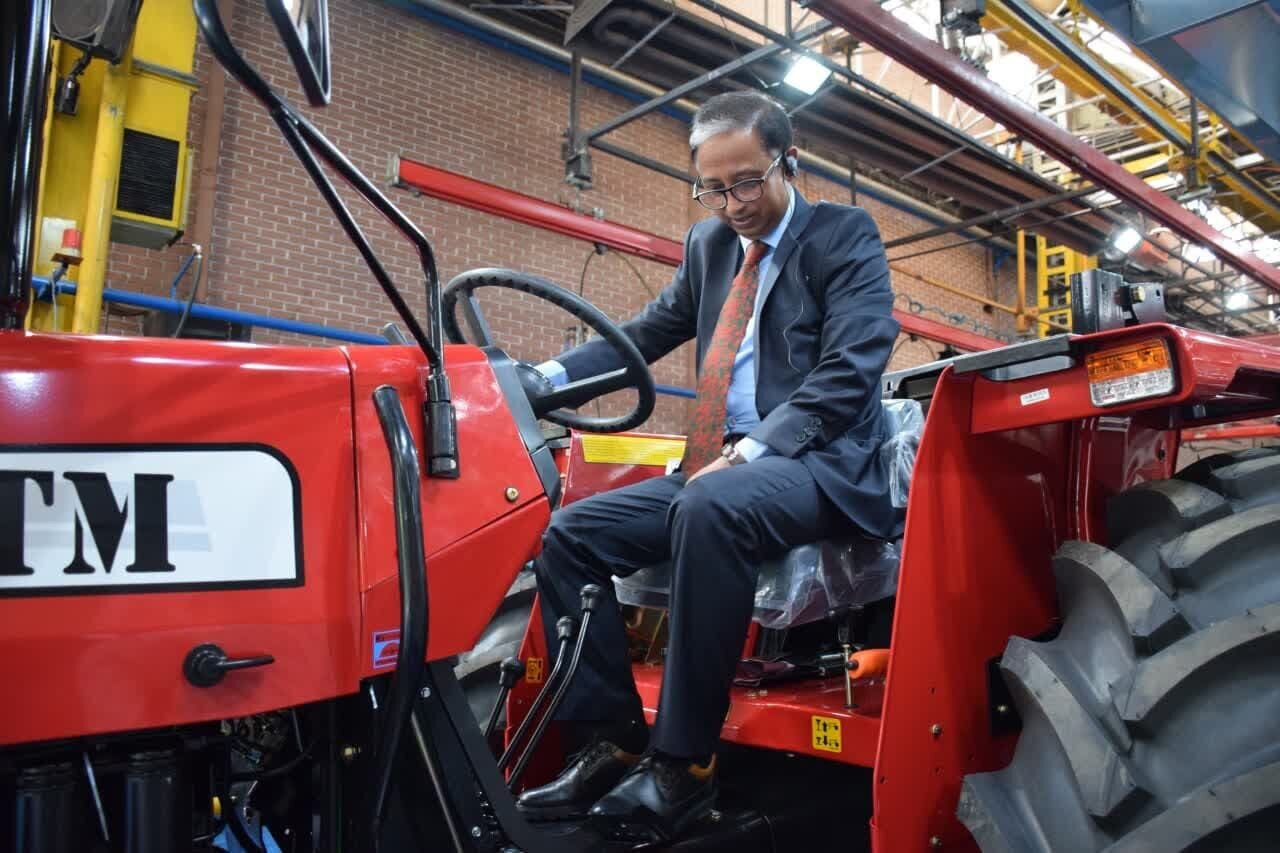 سفیر سوار بر تراکتور