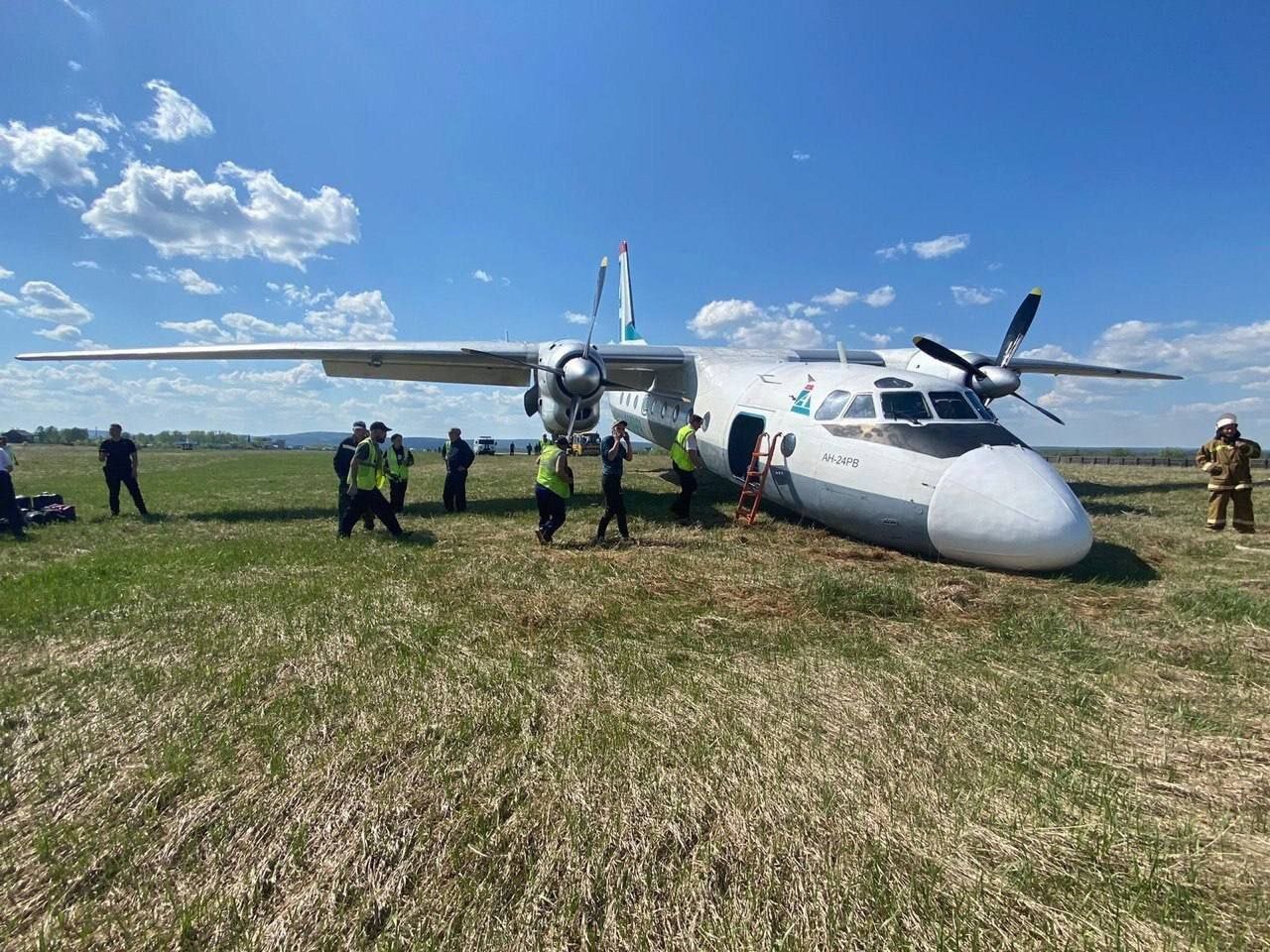 تصاویری از فرود اضطراری هواپیمای مسافربری در روسیه