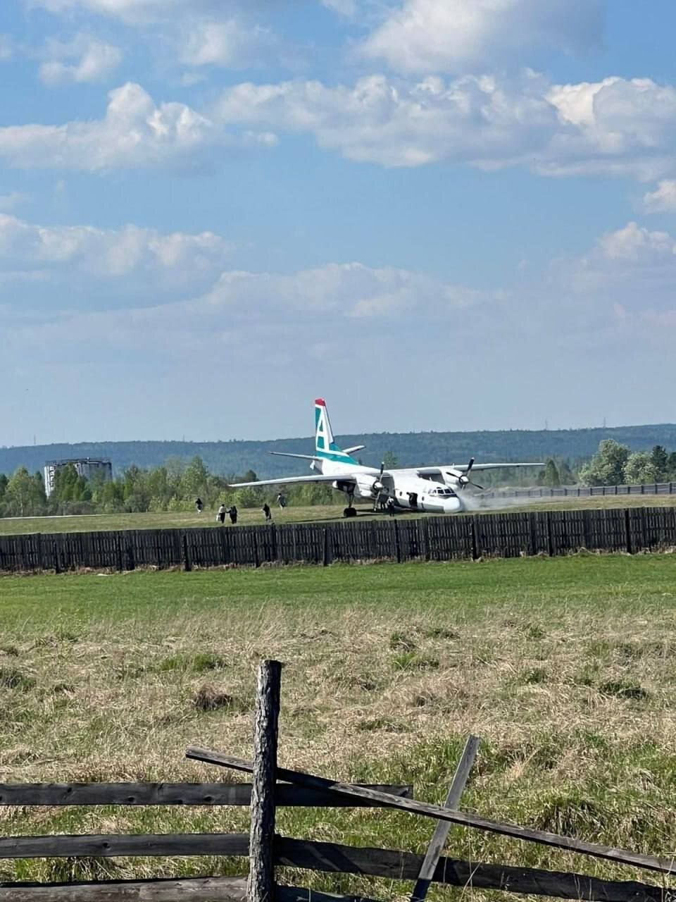 تصاویری از فرود اضطراری هواپیمای مسافربری در روسیه
